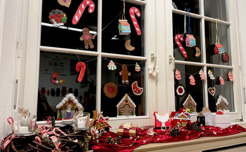 In der Weihnachtsbäckerei! Basteltag in der Grundschule Ebersteinburg